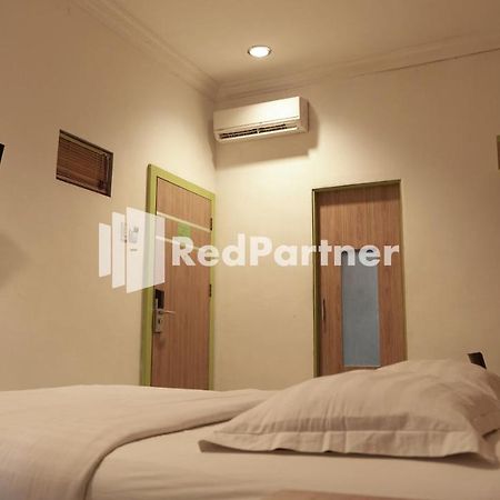 Wisma Sederhana Mitra Reddoorz Μεντάν Εξωτερικό φωτογραφία