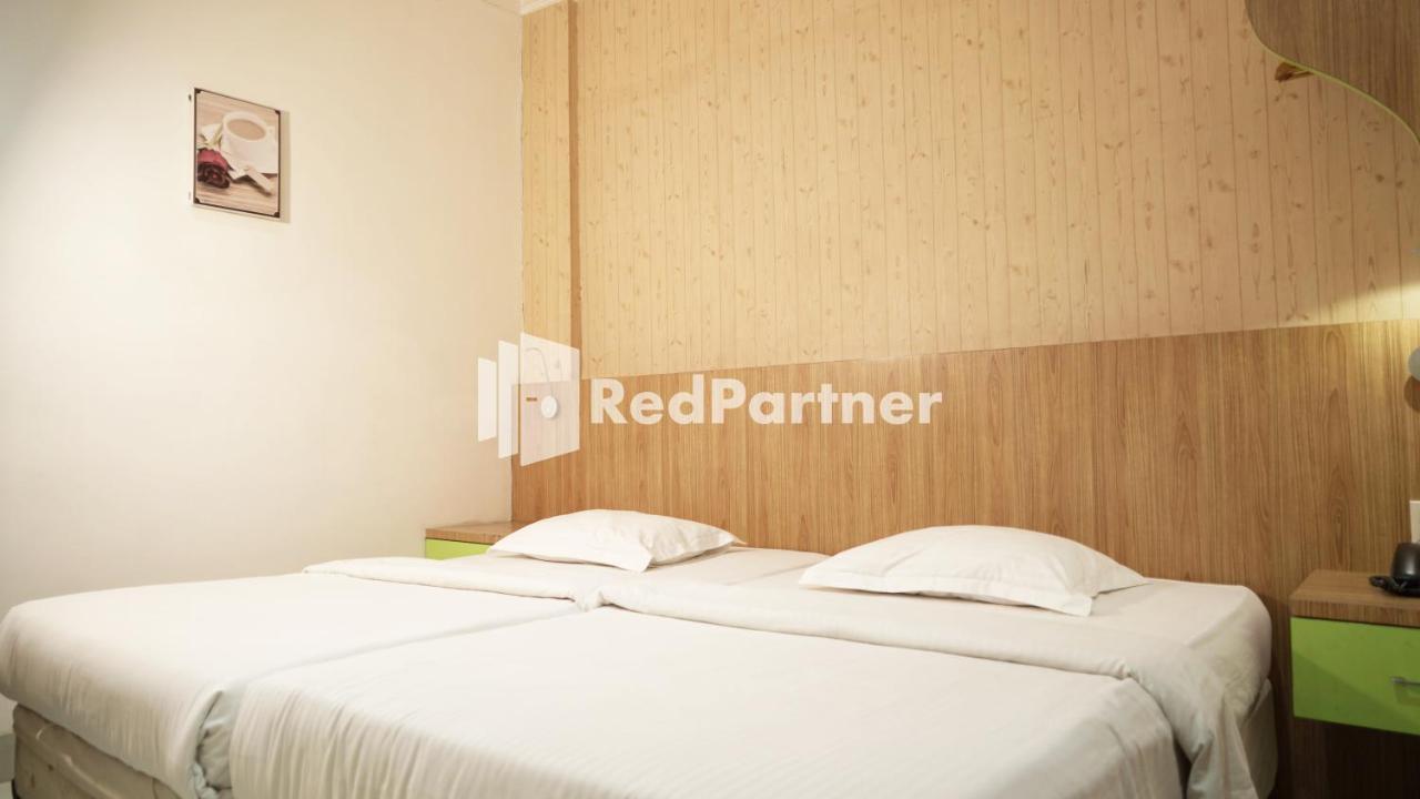Wisma Sederhana Mitra Reddoorz Μεντάν Εξωτερικό φωτογραφία