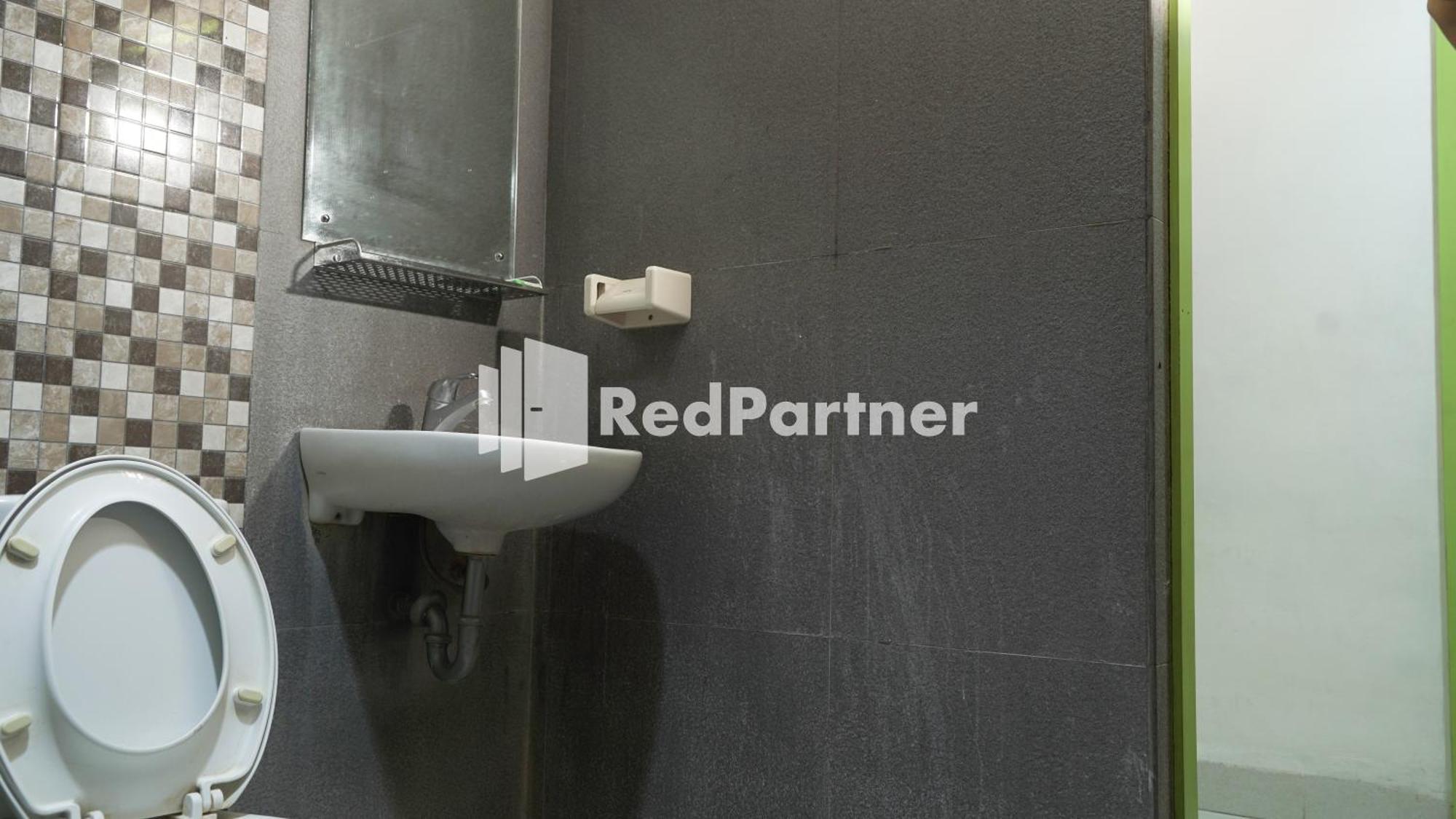 Wisma Sederhana Mitra Reddoorz Μεντάν Δωμάτιο φωτογραφία