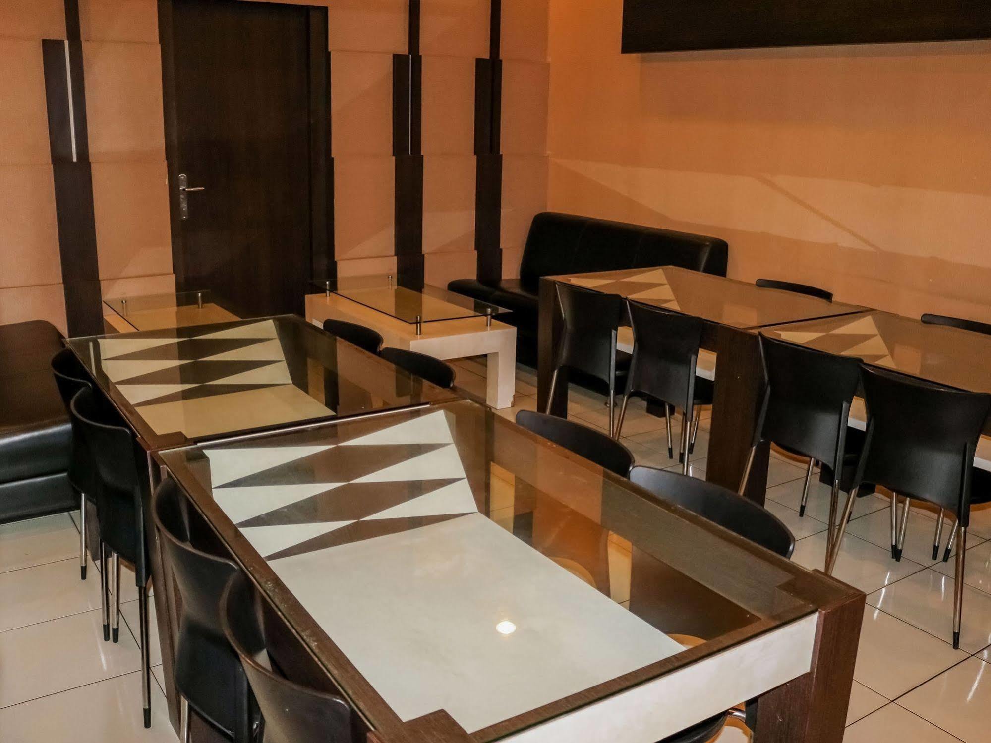 Wisma Sederhana Mitra Reddoorz Μεντάν Εξωτερικό φωτογραφία